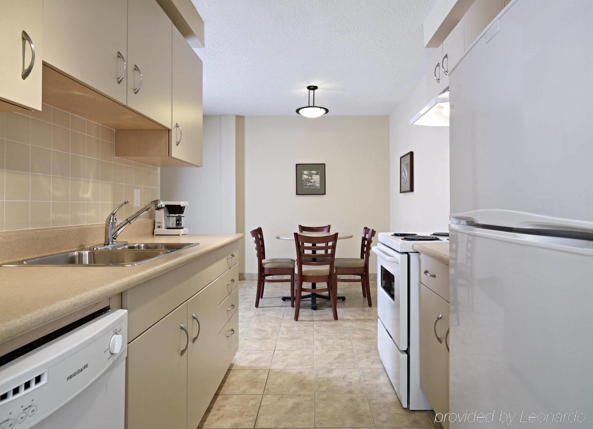 ילונייף Coast Fraser Tower חדר תמונה
